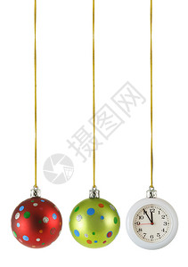 圣诞球和挂钟孤立在白色背景上背景图片