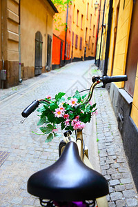 在瑞典斯德哥尔摩的操控酒吧骑着一束鲜花的自行车图片