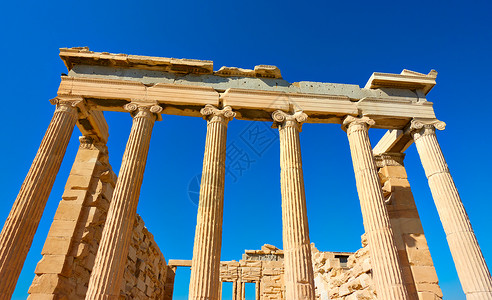 希腊雅典阿克洛波利斯埃列支神庙古老柱子的角镜头图片