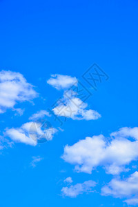 蓝色天空云自然背景垂直复制空间构成图片