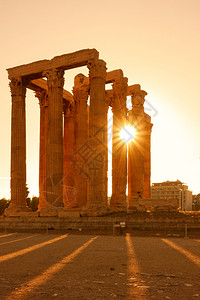 希腊日落时雅典古老的专栏图片