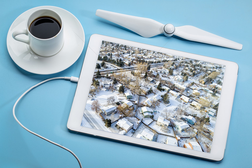 在科罗拉多州洛基山脉前线一带典型的居民区冬季风景带新鲜雪在数字平板电脑上查看空中图像图片