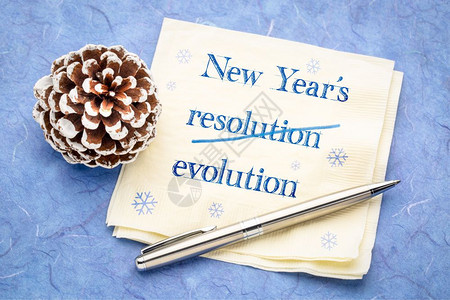 新年引号进化而不是解析度用冻松锥形纸巾上的笔迹图片