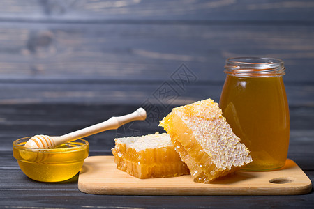 用木制蜂蜜和在桌上图片