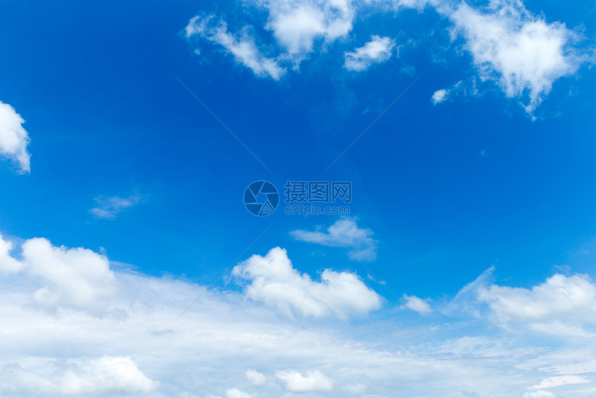 蓝色天空背景云雾微小全景图片