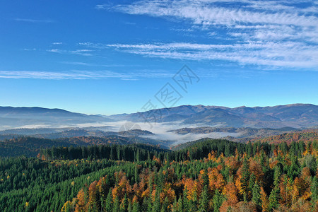 喀尔巴阡山脉阳光明媚的风景图片
