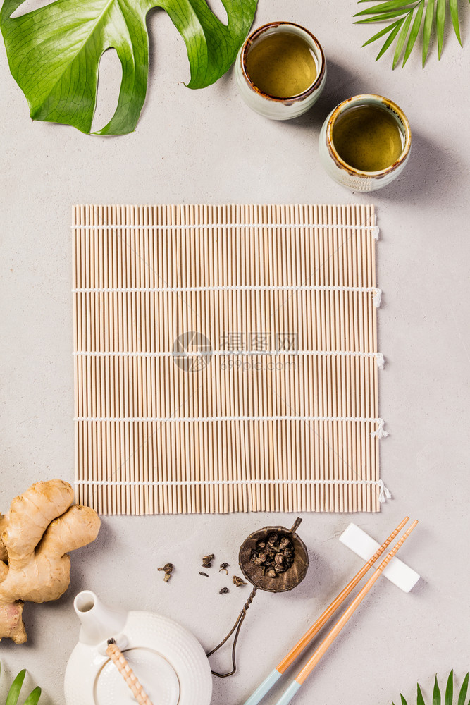 亚洲食品背景灰水泥背景上的茶和筷子顶端视图平板亚洲食品背景茶和筷子灰水泥背景上图片