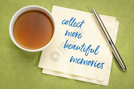 收集更多令人愉快的记忆手写在餐巾纸上加一杯茶图片