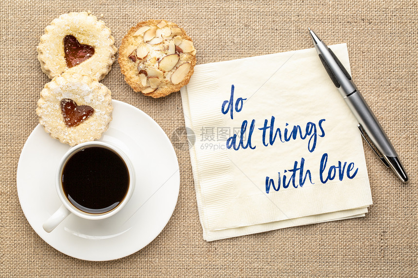 用爱做一切事手写在餐巾纸上一杯咖啡和心饼干图片