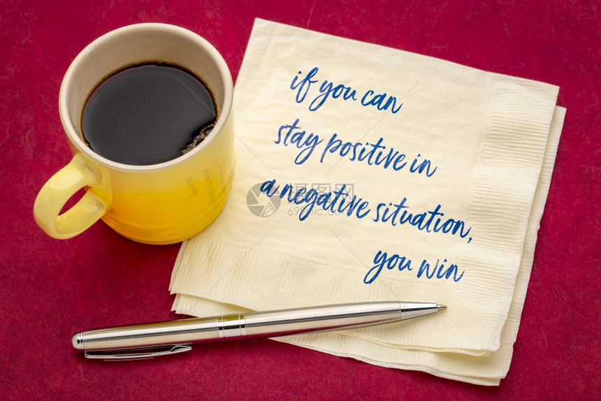 如果你在不利的情况下可以保持乐观你就可以在餐巾纸上用咖啡杯来写双笔图片
