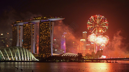 新加坡年的烟花晚上在新加坡下城市的MarinaBay区金融和摩天大楼图片