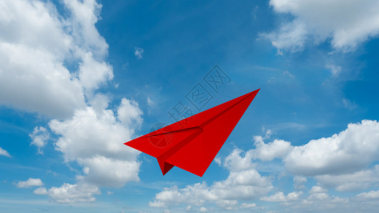 红纸飞机在空中飞行背景图片