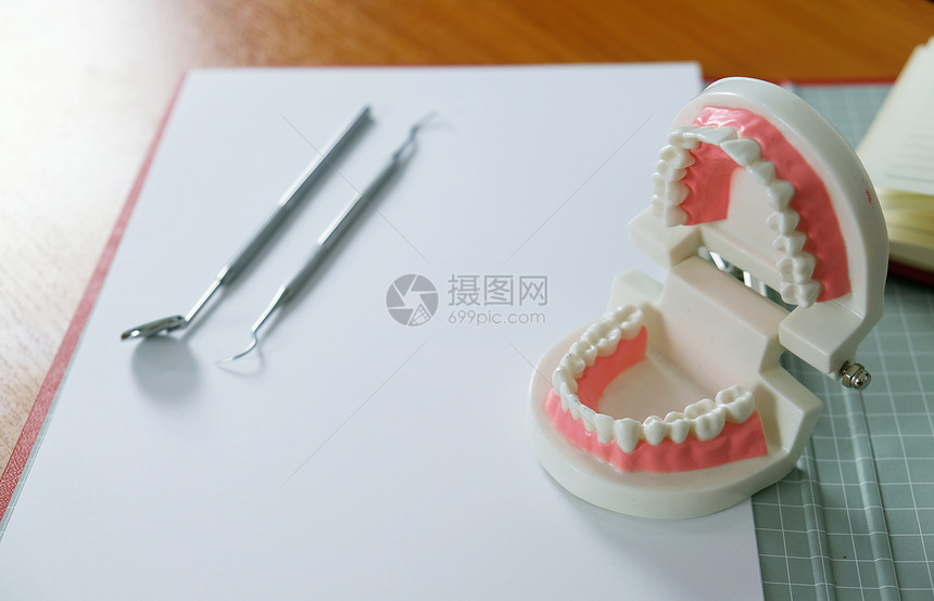 口腔保健概念中带有牙科模式的白和图片