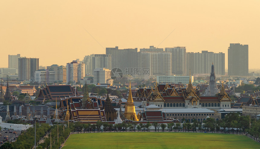 翡翠佛寺大宫殿WatPhoSanamLuangWatPhraKaew和摩天大楼日落时曼谷市中心泰国佛教寺庙图片