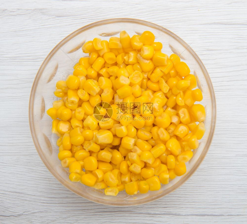 带有黄玉米的玻璃碗图片