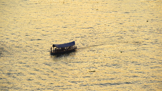 泰国曼谷市日落时在ChaoPhraya河上游船或小图片