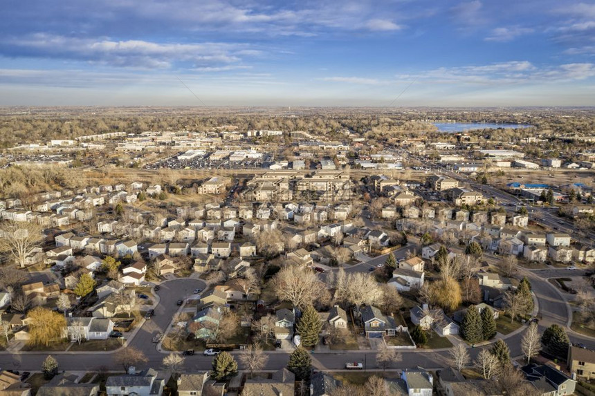 科罗拉多州洛基山脉前线一带典型的住宅区和购物广场科林斯堡向平原的空中观察图片
