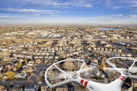 用无人驾驶飞机在空中观察住宅区图片