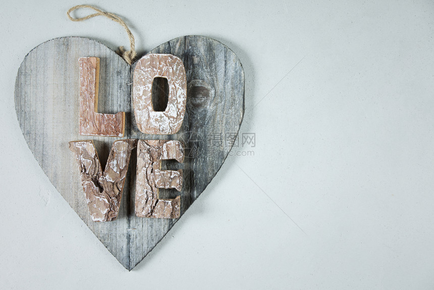 Valentines日背景木心上有Love木字母Valentines日概念顶部视图复制空间Valentin日背景平躺顶部视图图片