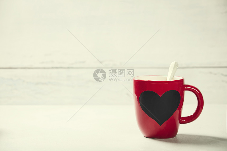 情人节日概念木质背景上的红杯日图片