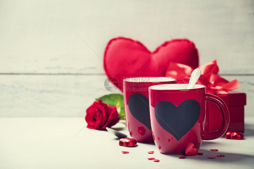 情人节日概念在Wooden背景上的红杯和玫瑰爱或情人节和玫瑰日概念情人节和日概念图片