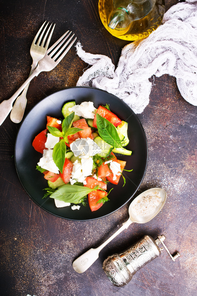 盘子里的希腊蔬菜沙拉图片
