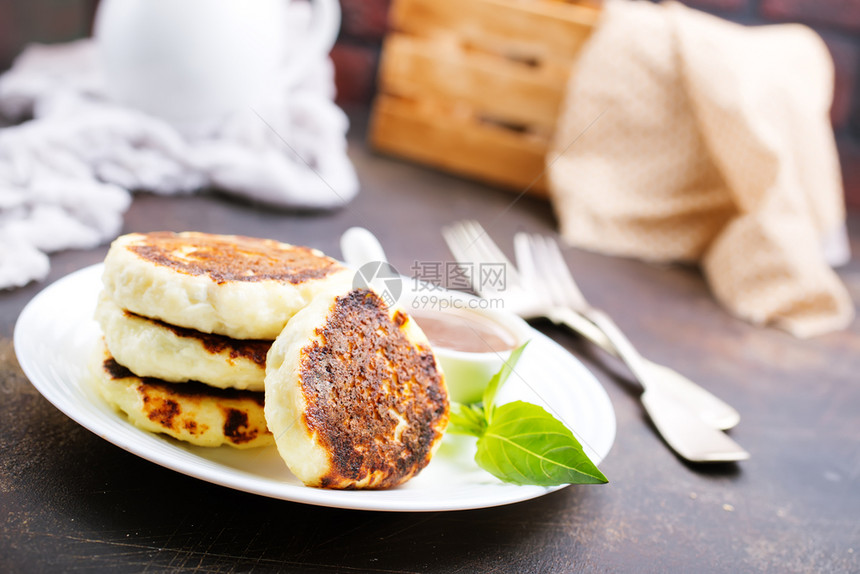 传统的俄罗斯早餐炸薯干酪最风景的奶煎饼关门图片