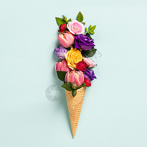 鲜花和叶子的冰淇淋甜筒夏季最低概念平躺着图片