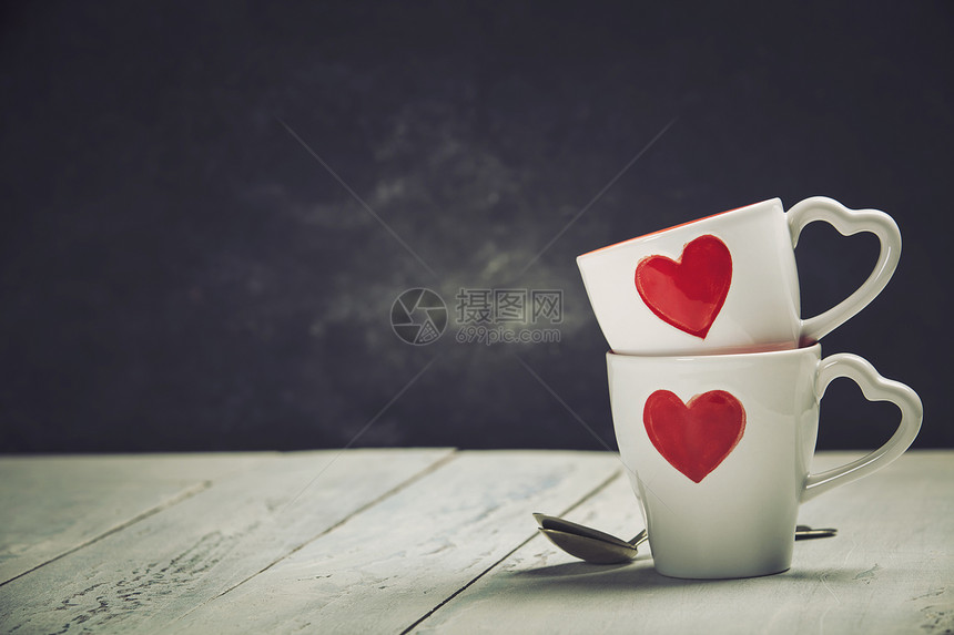 情人节日概念在Wooden背景下的红杯爱或情人节和日概念图片