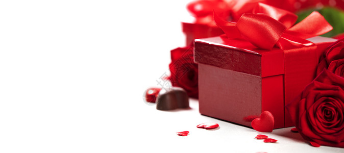 valentinesValentierDay概念在木制背景的Valentines礼物盒上戴红弓的礼物与生锈背景的红色讽刺丝带弓捆绑在一起木制背景上戴背景