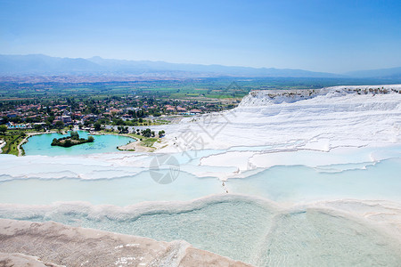 赫拉波利斯和帕穆克卡莱土耳其帕穆卡莱Pamukkale2015年8月4日205年8月4日PamukkaleTravertin游泳池和露台的旅游者Pam背景