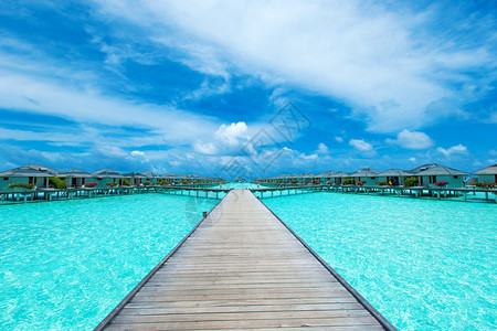 马尔代夫在海洋水域景观上的环形平房图片