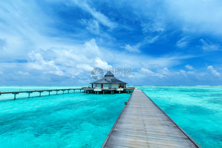 马尔代夫在海洋水域景观上的环形平房图片