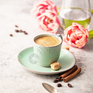 上午咖啡和春郁金香浅灰底早餐概念图片