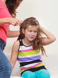 母亲梳理女儿关心发型女孩不快乐的妈拉头发在孩子生活中扮演重要角色图片