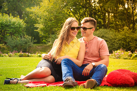 相爱的情侣在公园野餐背景图片