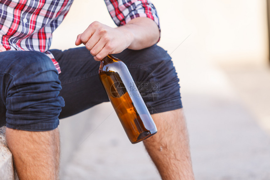 一个人在户外海边喝着酒瓶子图片