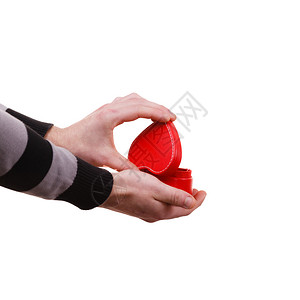 一个人手握着红心形礼物盒手握着红心形礼物盒图片