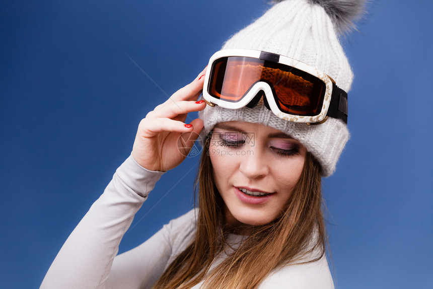 身着滑雪谷歌肖像的女子滑雪郎身着谷歌肖像的女子滑雪郎身着温暖衣服滑雪谷歌肖像图片