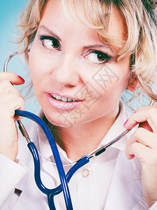 医学检查概念有听诊器心跳的儿科医生有专业疗工具的女生有听诊器的女医生图片