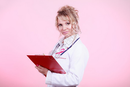 警情通报对乳腺癌的诊断金发中年女持有带病情诊断档案的红色文件夹专家向病人通报结果女医生诊断病人背景