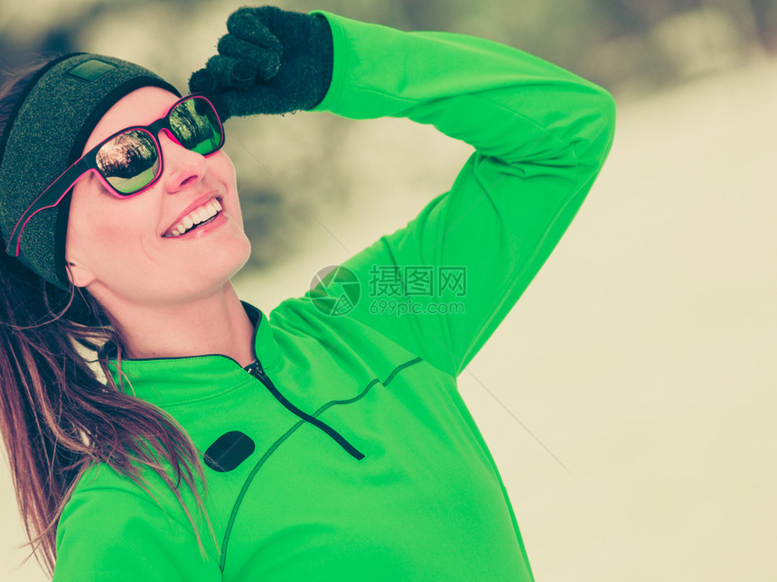 冬季体育活动健康生方式概念合适的女运动员在寒冷的雪天气中穿着温暖运动服在户外训练身着温暖运动服的合适女员陶美形象冷天在户外训练适图片