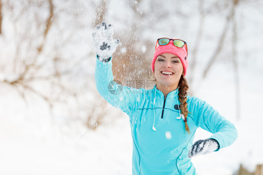 女孩玩雪游戏年轻女孩玩雪球健康自然时装身概念女孩玩雪球图片