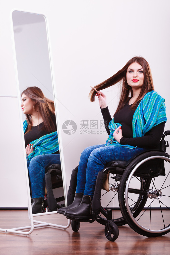 残疾美容无益的幸福概念残疾女孩看着镜子坐在轮椅上梳理头发的被挤压女士残疾孩看着镜子图片