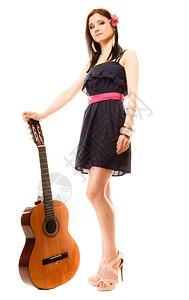 旅行假期概念音乐爱好者夏令女全长的音乐爱好者拿着音响吉他在白色上隔离图片