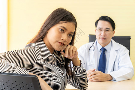 具有检查室医务生背景的年轻成女病人的肖像图片