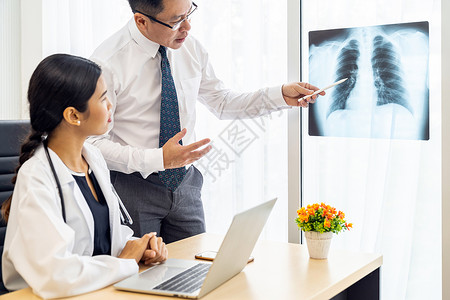 专业医生讨论X光治疗图片