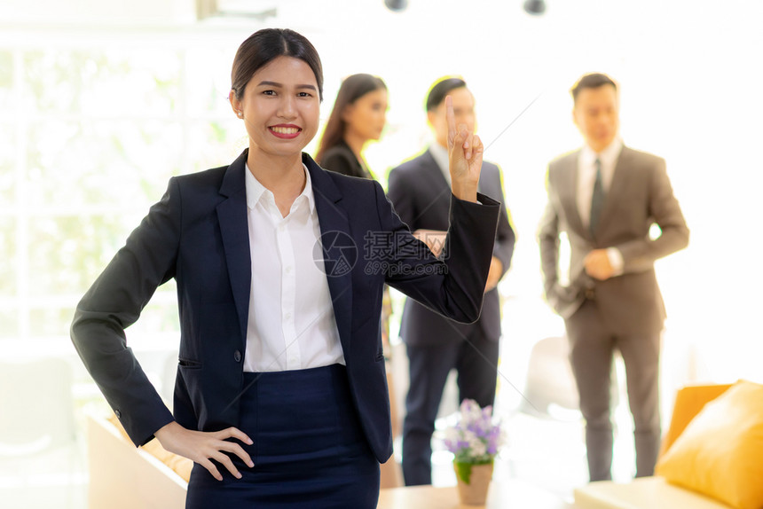 在办公室窗口有商业团队背景的亚洲女商人肖像用于混合工作背景图片