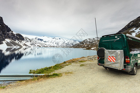 在挪威山地景观旅游度假的野营房车图片