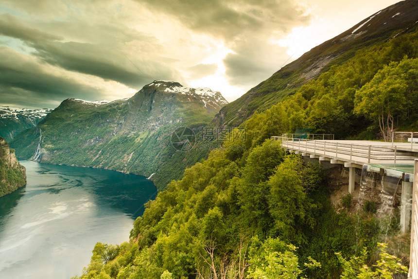 挪威斯堪的纳维亚从Flydalsjuvet的角度看Geirangerfjorden的美丽景象从Flydasjuvet的角度看挪威图片